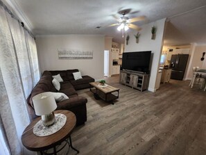 Téléviseur connecté, table de baby-foot, bureau