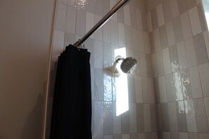 Douche, sèche-cheveux, serviettes fournies, savon