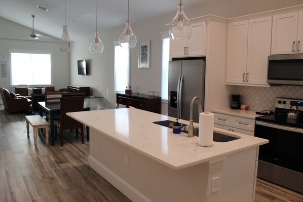 Fridge, microwave, oven, stovetop - Delightful 3-bedroom house in Bradenton with WiFi, Games, and more #2 of 2 (Bradenton)