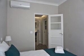 1 habitación, escritorio, tabla de planchar con plancha y cuna de viaje 