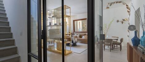 المنشأة من الداخل