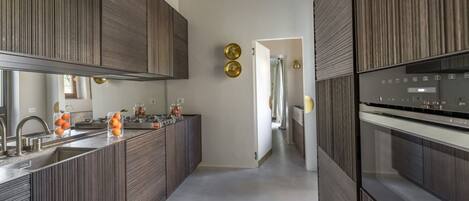 冷蔵庫、電子レンジ、オーブン、コンロ