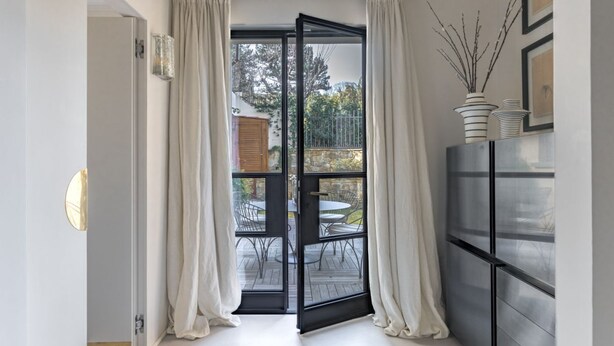 Ein modernes Interieur mit einer Schiebetür zu einem Außen-Terrassenbereich.