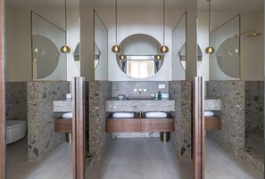 Dusj, hårføner og bidé