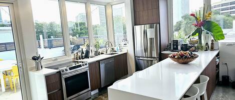 Kühlschrank, Mikrowelle, Ofen, Herdplatte