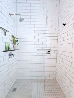 Dusche, Haartrockner, Handtücher, Seife