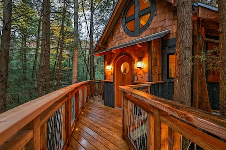Property grounds. Cook Forest Luxury Treehouse