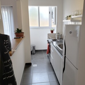 Kühlschrank, Mikrowelle, Ofen, Wasserkocher mit Kaffee-/Teezubehör