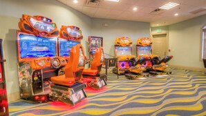 Eine Reihe von Spielautomaten in einem Raum mit einem gemusterten Teppich.