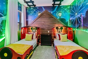 10 soverom, skrivebord for bærbar PC, strykejern/-brett og sengetøy