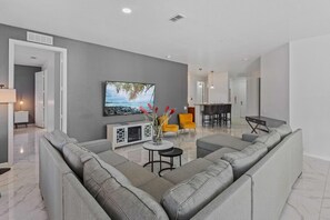 Apartment (4 Bedrooms) | Property amenity - 4840 Cayview Avenue #107 (Orlando)