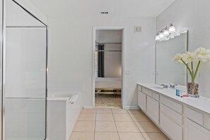 Apartment (4 Bedrooms) | Property amenity - 4840 Cayview Avenue #107 (Orlando)