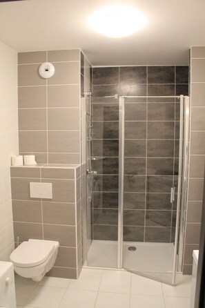 Dusche, Haartrockner, Handtücher, Seife