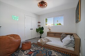 3 habitaciones, tabla de planchar con plancha y cuna de viaje 
