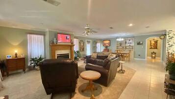 Televisie en een open haard