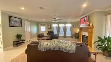 Televisie en een open haard