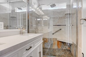Shower, hair dryer, towels, toilet paper - Entire Home in Las Vegas! (Las Vegas)