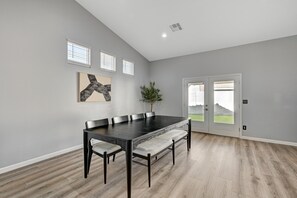 Dining - Entire Home in Las Vegas! (Las Vegas)