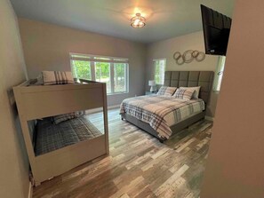 8 habitaciones, escritorio y tabla de planchar con plancha 