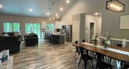 2 Neighboring Homes Sleep 24 - 8 Bedrooms/10 Baths