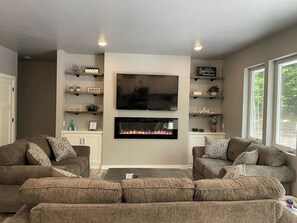 Smart TV, fireplace, table football, ping pong - 2 Neighboring Homes Sleep 24 - 8 Bedrooms/10 Baths (Egg Harbor)