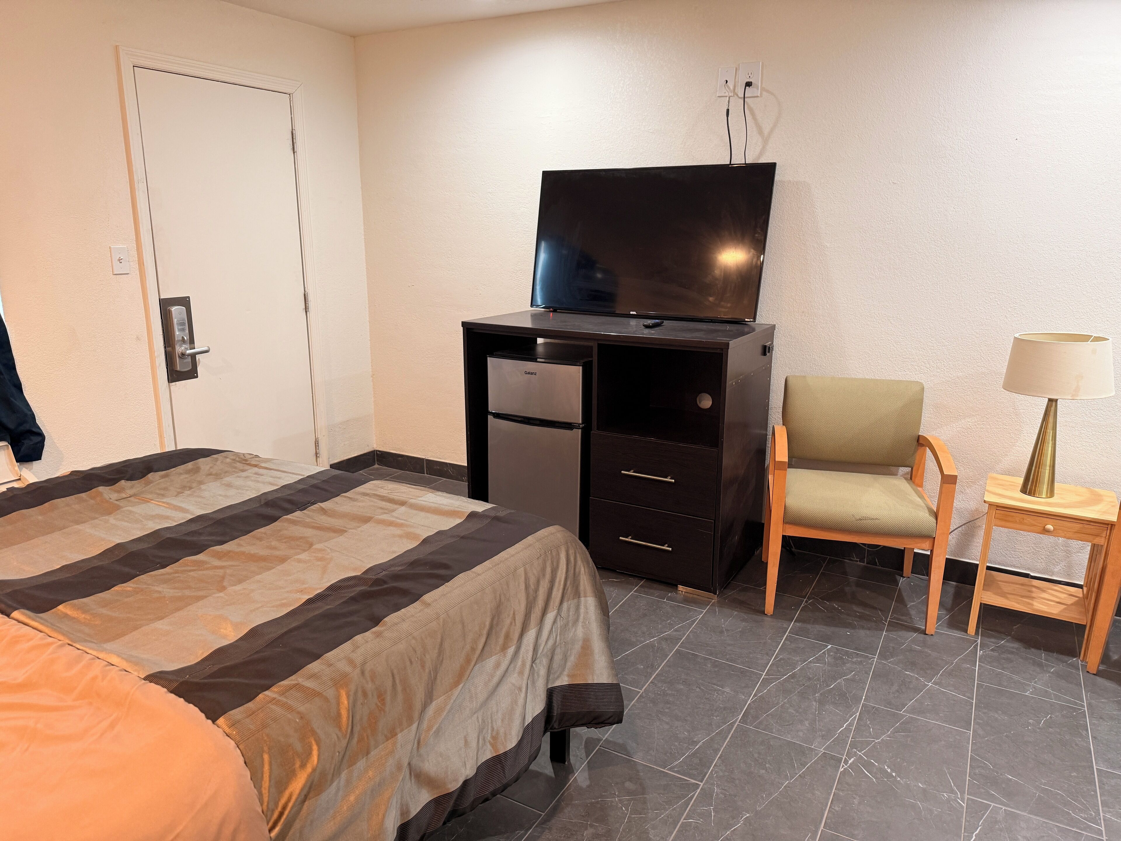 Room, 1 Queen Bed, Non Smoking | Individually furnished, free WiFi, bed sheets