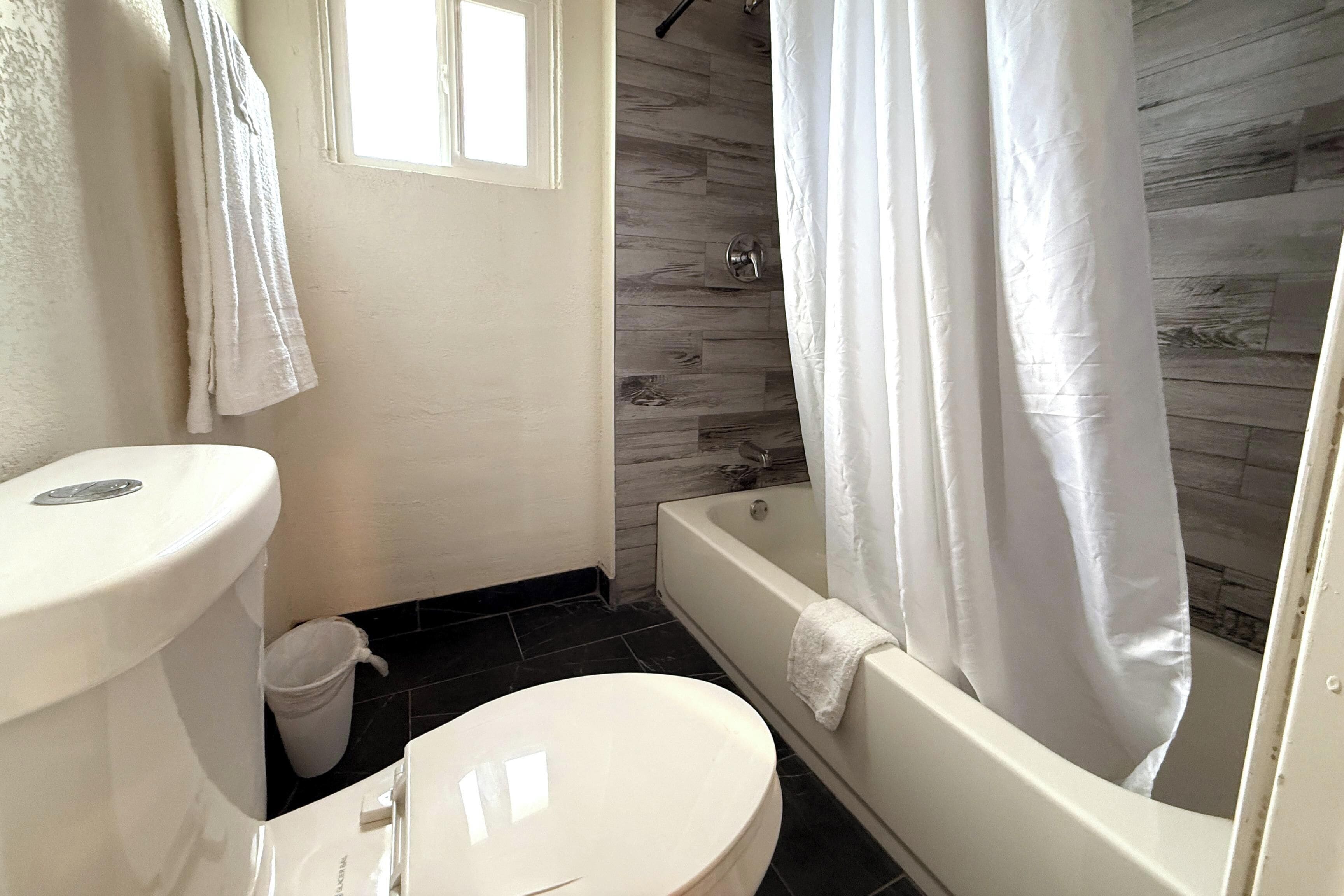 Room, 1 Queen Bed, Non Smoking | Bathroom | Towels
