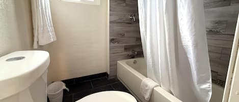 Room, 1 Queen Bed, Non Smoking | Bathroom | Towels