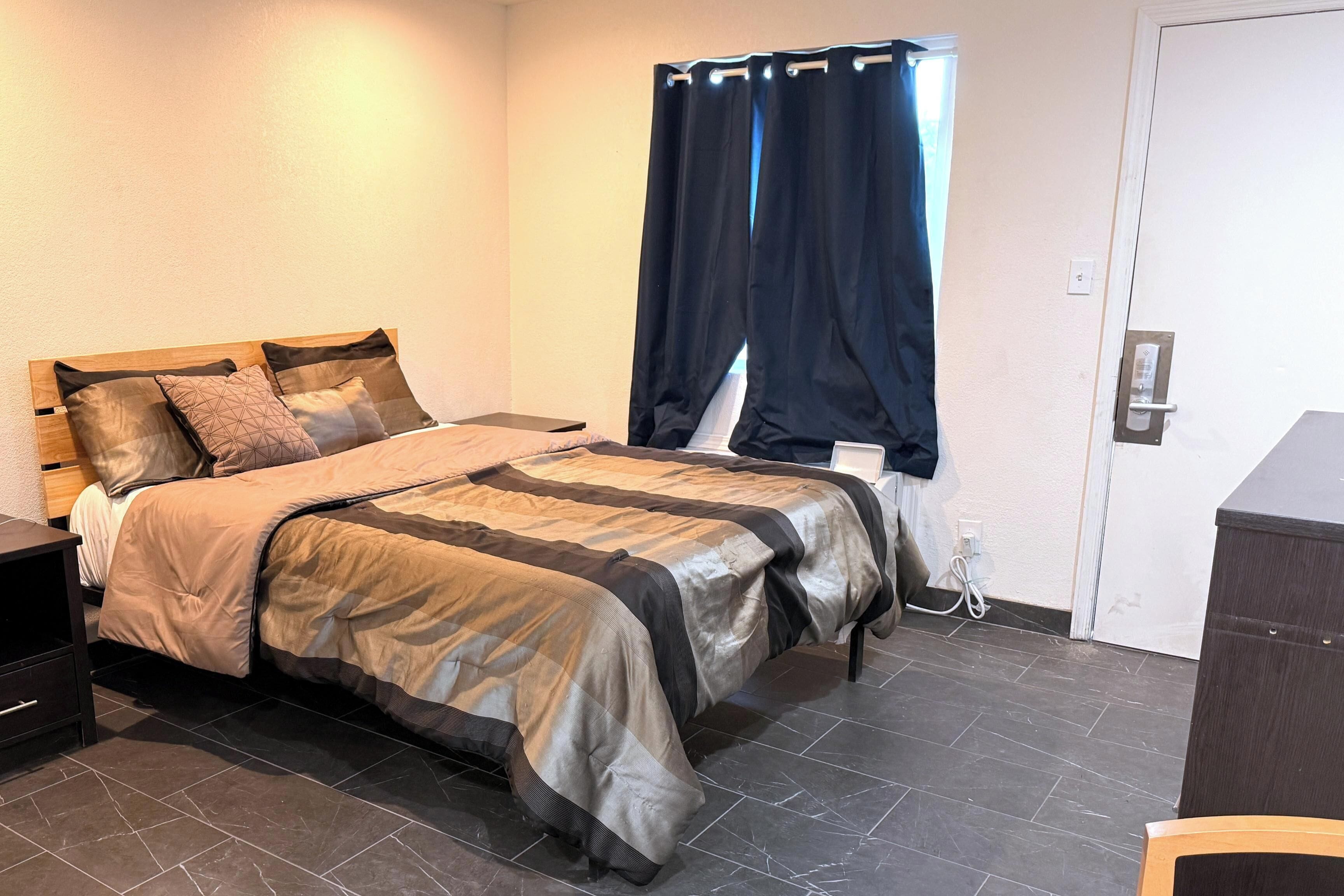 Room, 1 Queen Bed, Non Smoking | Individually furnished, free WiFi, bed sheets