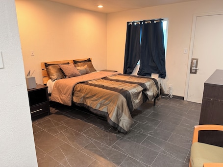 Muebles diferentes, wifi gratis y ropa de cama