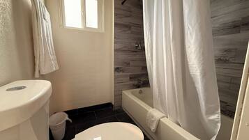 Room, 1 Queen Bed, Non Smoking | Bathroom | Towels