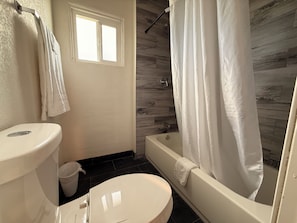 Room, 1 Queen Bed, Non Smoking | Bathroom | Towels