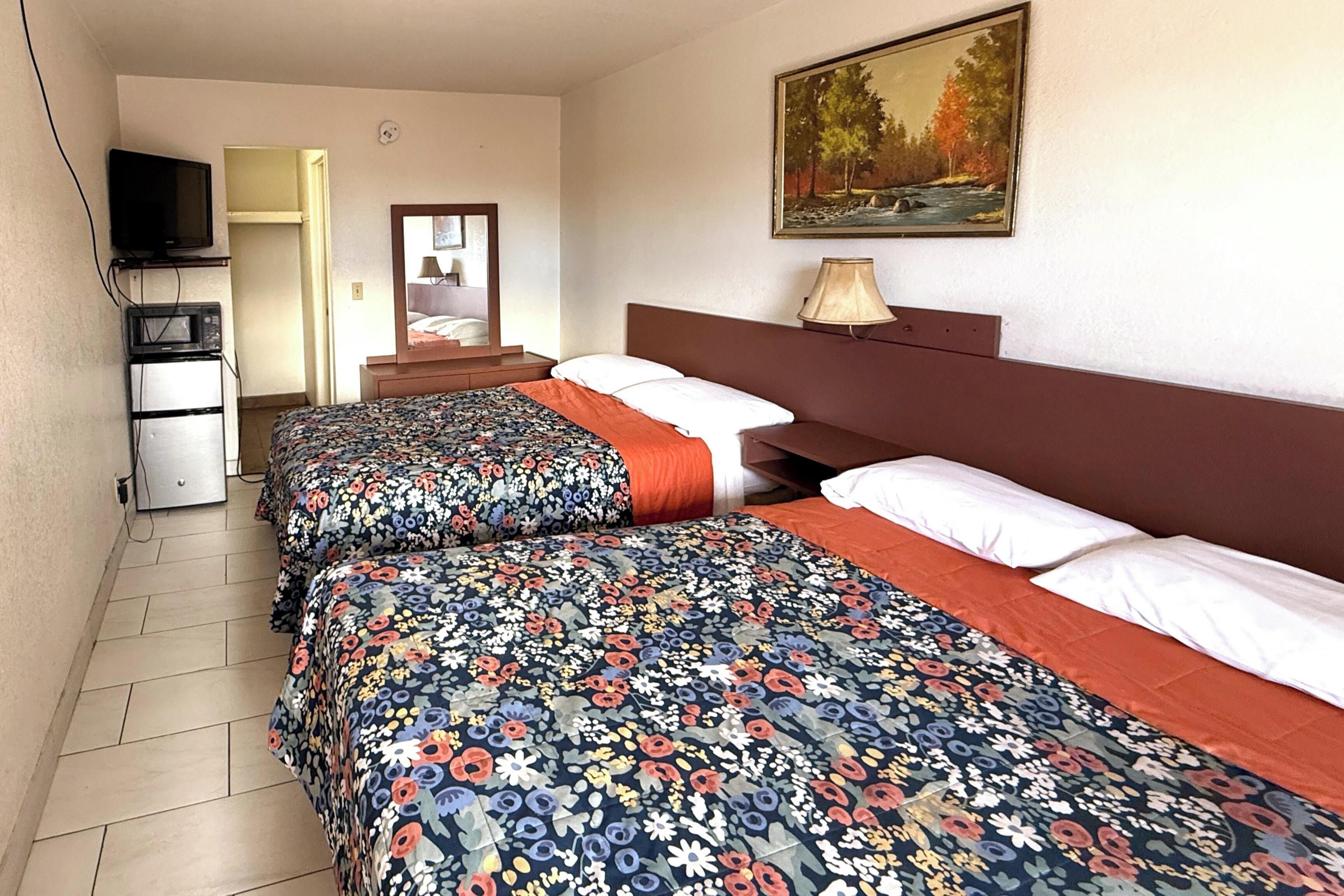 2 Queen Beds Apartment Non-Smoking | Individually furnished, free WiFi, bed sheets