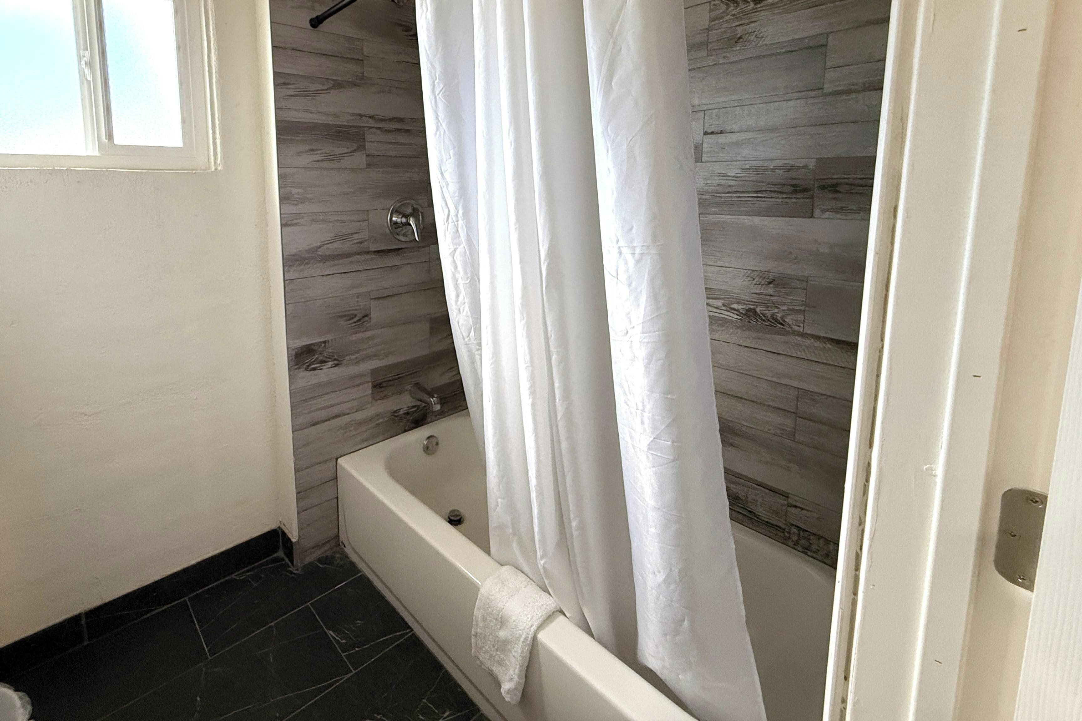 Room, 1 Queen Bed, Non Smoking | Bathroom
