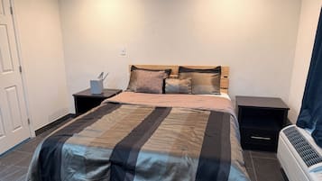 Room, 1 Queen Bed, Non Smoking | Individually furnished, free WiFi, bed sheets