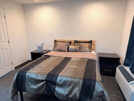 Muebles diferentes, wifi gratis y ropa de cama 