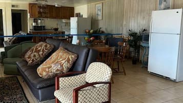 2 Queen Beds Apartment Non-Smoking | Individualmente mobiliados, Wi-Fi de cortesia, roupa de cama