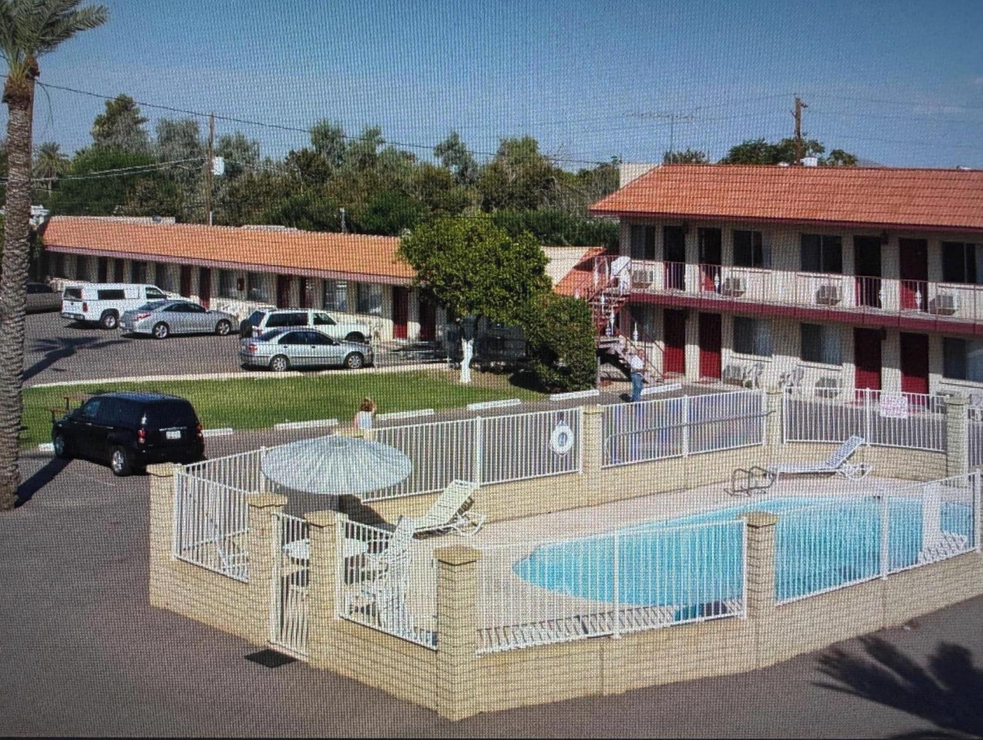 Una piscina al aire libre