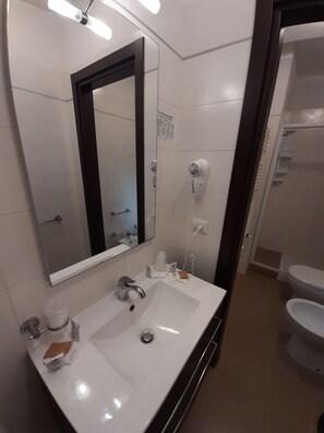 淋浴设施、吹风机、坐浴桶、毛巾