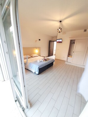A modern bedroom with a bed, a TV, and a wardrobe. - DWELLING CENTER LECCE - FIVE ROOMS 2 (Lecce)