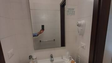 Doccia, asciugacapelli, bidet, asciugamani