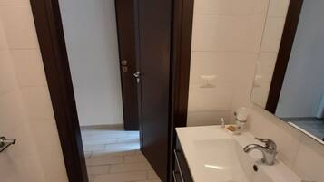 Sèche-cheveux, bidet, serviettes fournies, savon