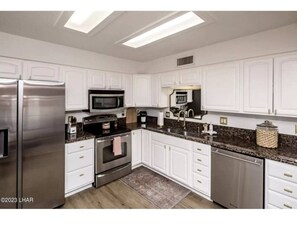 冷蔵庫、電子レンジ、オーブン、コンロ