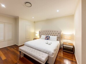 4 bedrooms, desk, iron/ironing board, free WiFi