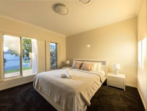 4 camere, una scrivania, ferro/asse da stiro, Wi-Fi gratuito