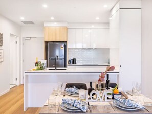 Kjøleskap, mikrobølgeovn, ovn og kokeplater