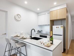 ثلاجة، ميكروويف، فرن، موقد طهي مسطح