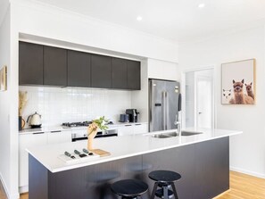 Fridge, microwave, oven, stovetop - Cozy 4BR Retreat: Workspace Near Shops & Highways (Calamvale)