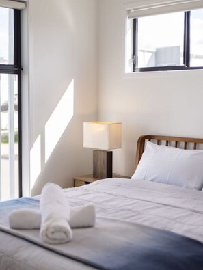 4 bedrooms, desk, iron/ironing board, free WiFi - Cozy 4BR Retreat: Workspace Near Shops & Highways (Calamvale)