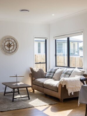 TV - Cozy 4BR Retreat: Workspace Near Shops & Highways (Calamvale)